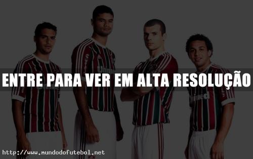 Jogadores do Flu posam com a nova camisa tricolor