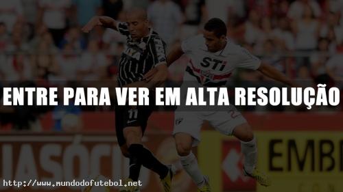 Emerson disputa a bola com Douglas. Jogo foi amarrado (Foto: Marcos Ribolli / Globoesporte.com)