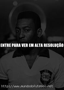 Rio de Janeiro, Década de 60. Pelé posa antes de jogo da Seleção Brasileira com uma "auréola" formada pela tuba de um dos componentes da banda que toca o Hino Nacional. Foto: Domício Pinheiro/AE